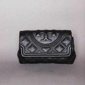 Tory Burch FLEMING SOFT CLUTCH this purse it like new. Perfect condition